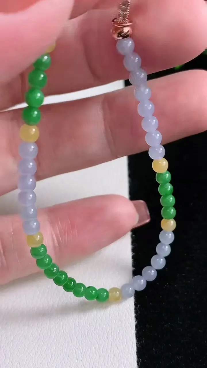 天然A货翡翠三彩小米珠手串，尺3.5-50颗，重量:5.26g12月15日
工厂直销收藏佳品,种好水足，色泽均匀，有种有色，上手高大气！
