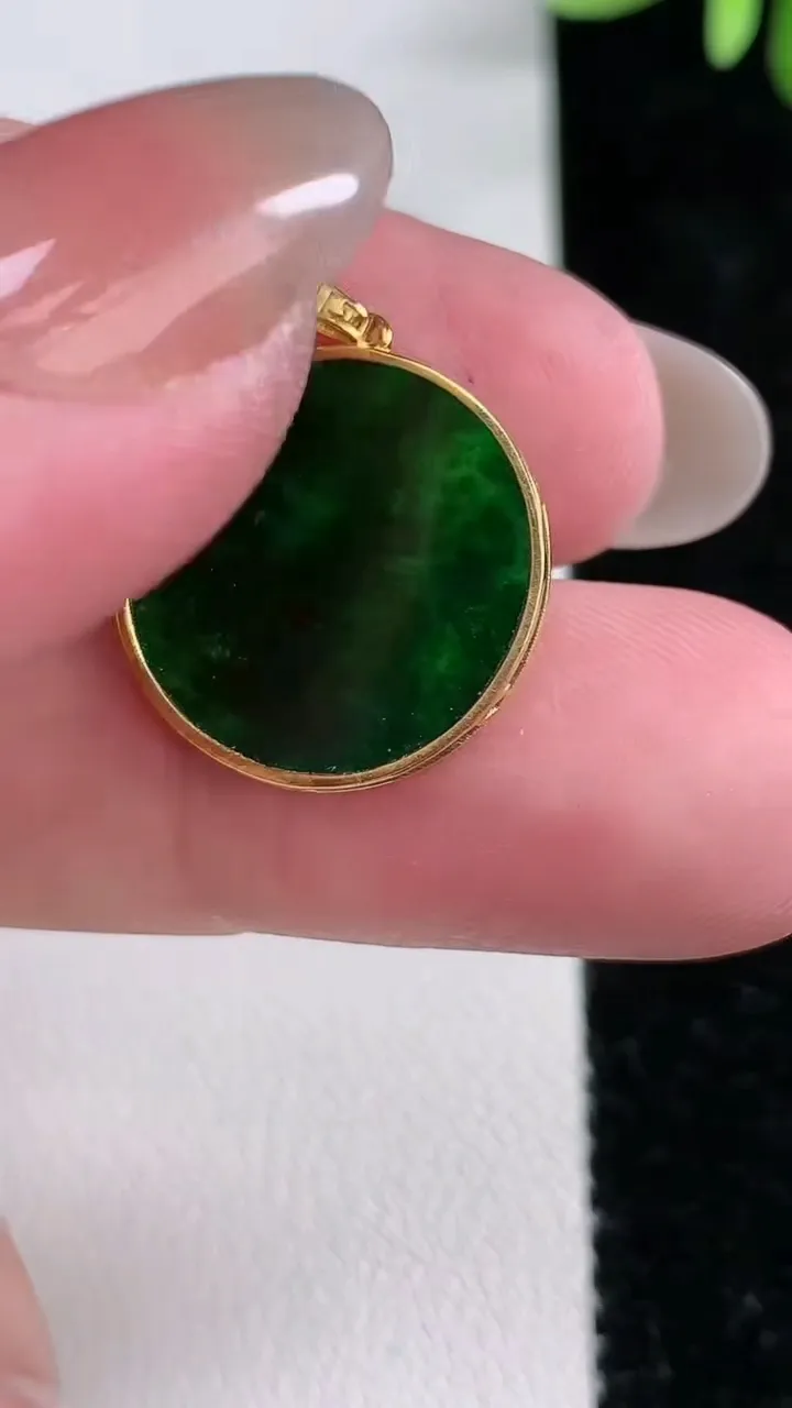 天然A货翡翠无事牌吊坠，尺寸17.5-1.5，重:1.25g
12月15日