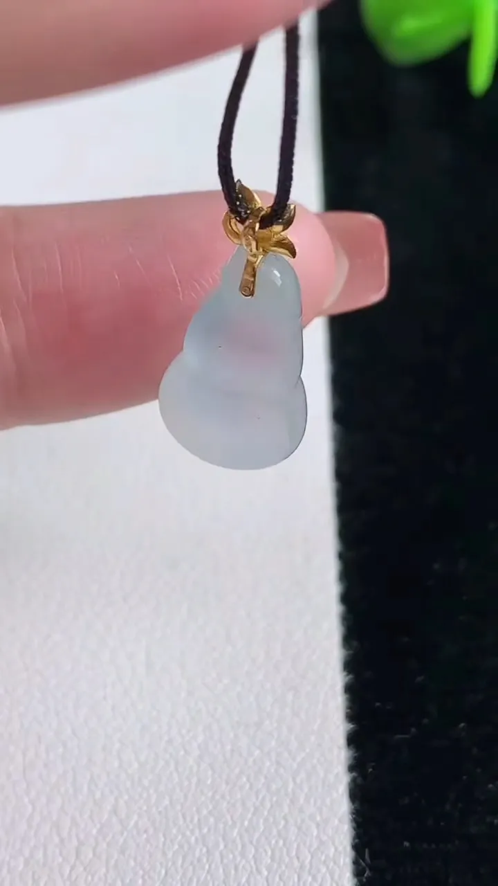 天然A货翡翠种白冰葫芦吊坠，尺寸17-10-6.4，重量:1.91g
12月15日