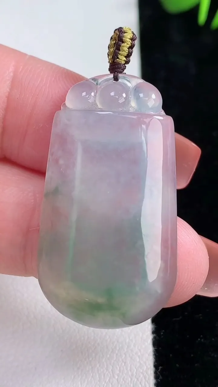 天然A货翡翠冰种飘花无事牌吊坠，尺寸373-20.7-4.4，重量:6.80g
12月15日