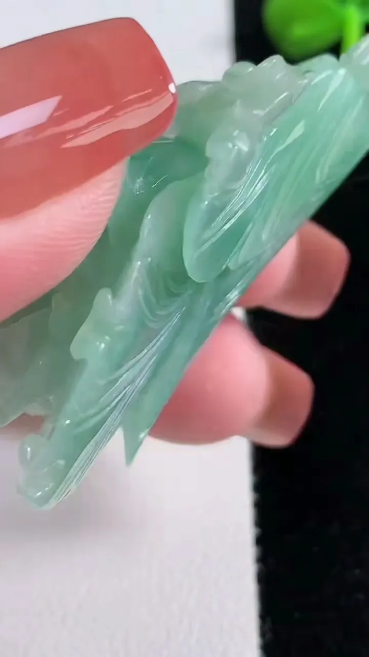 天然A货翡翠白菜吊坠，尺寸51.5-29.4-19.8，重量:33.63g
12月15日