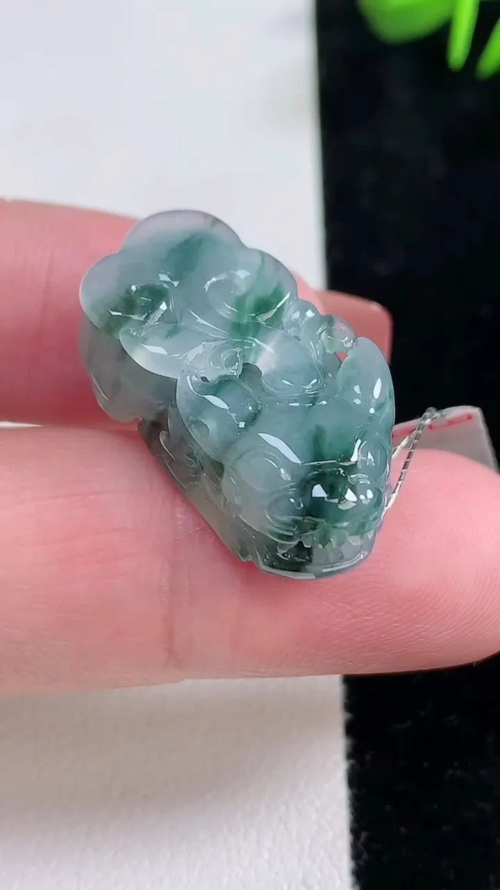 天然A货翡翠冰种飘花貔貅吊坠，尺寸26.2-14-10.4，重量:8.88g
12月15日