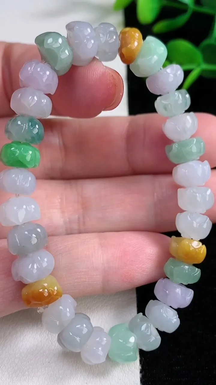 天然A货翡翠三彩莲花手串，尺寸8.5-6.2-30颗，重量:25.88g12月15日
工厂直销收藏佳品,种好水足，色泽均匀，有种有色，上手高大气！