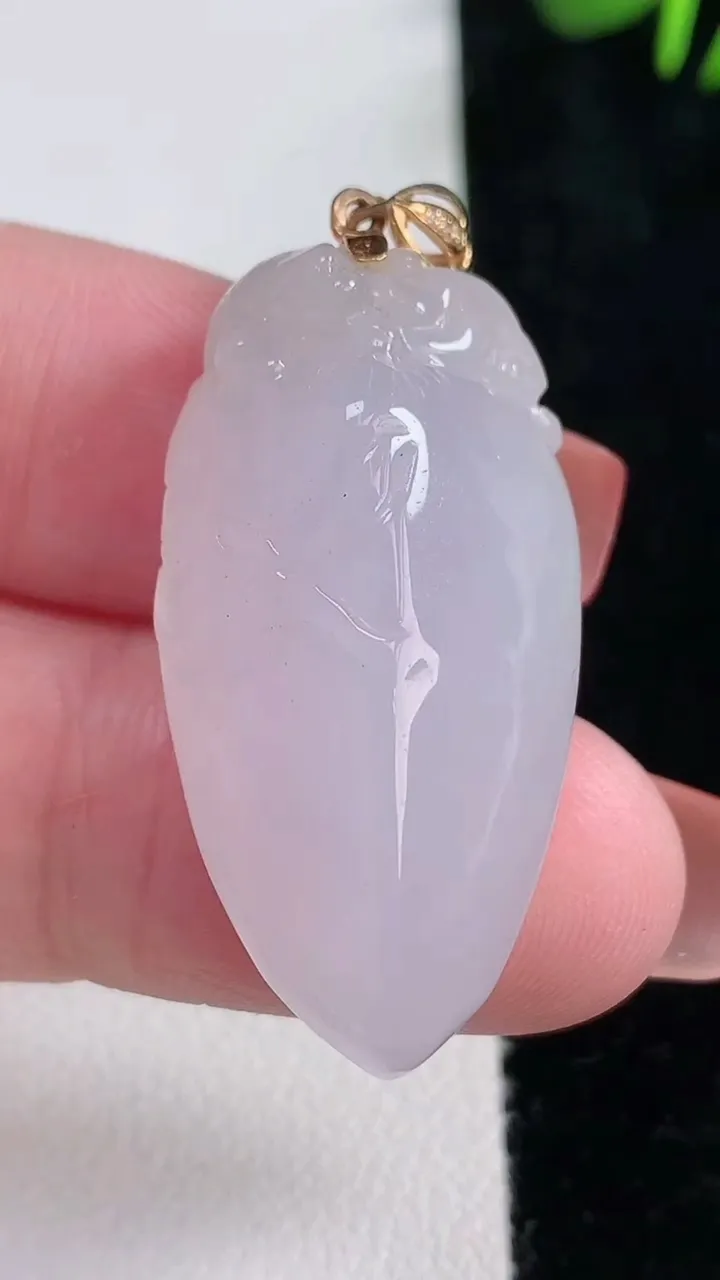 天然A货翡翠种白冰福瓜吊坠，尺寸34.7-18-10.8，重量:11.33g
12月15日