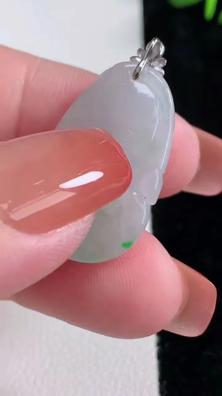 天然A货翡翠如意吊坠，尺寸26.8-16.8-4.2，重量:4.05g
12月15日