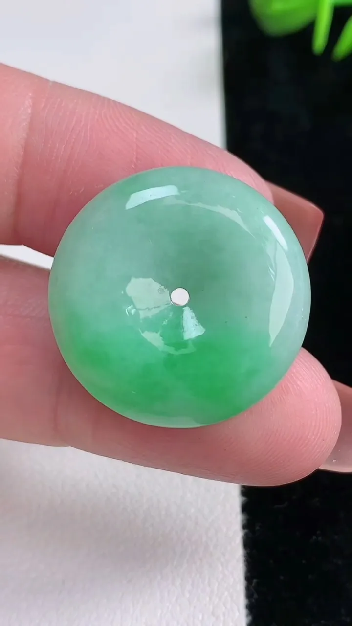 天然A货翡翠平安扣吊坠，尺寸24.5-6，重量:7.69g
12月15日