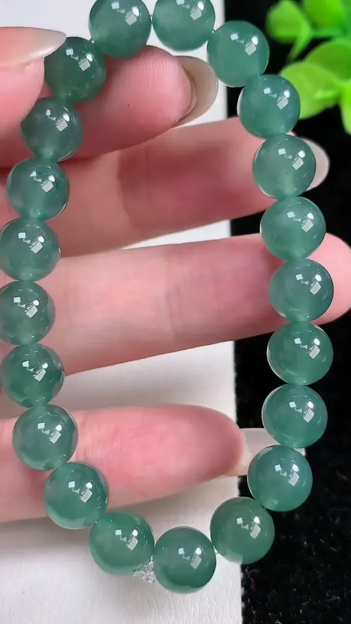 天然A货翡翠圆珠手串，尺寸8.8-21颗，重:24.38g12月15日
工厂直销收藏佳品,种好水足，色泽均匀，有种有色，上手高大气！