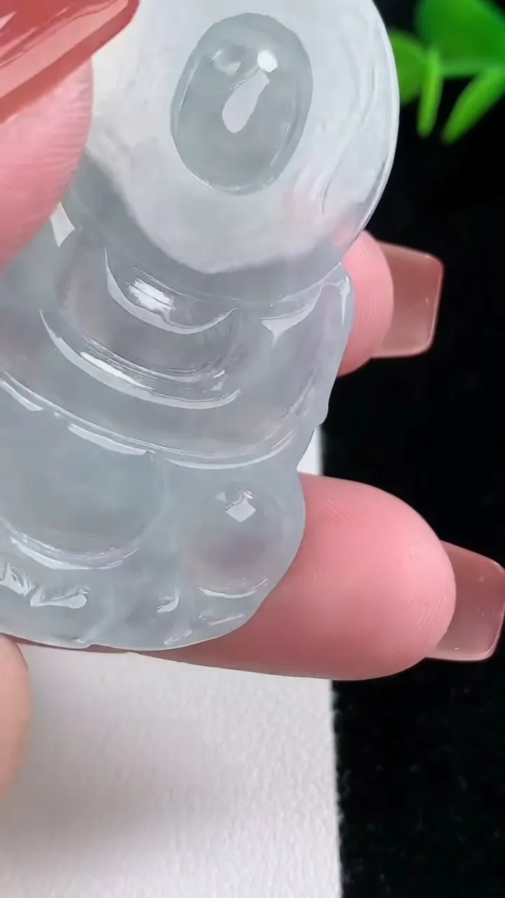 天然A货翡翠观音菩萨吊坠，尺寸52.2-35.5-4.6，重量:13.92g
12月15日