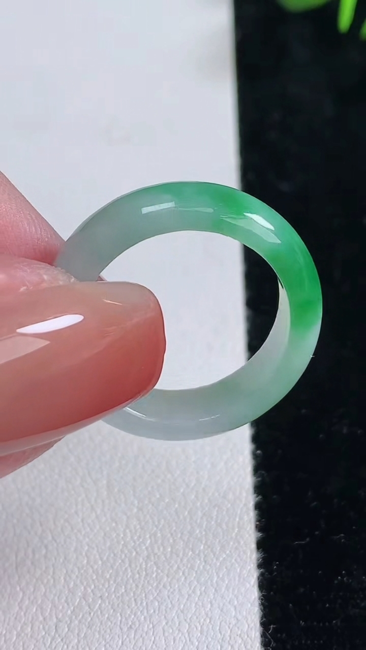 天然A货翡翠指环戒指，尺寸18.3-6-3，重量:3.82g2025年12月15日
工厂直销收藏佳品,种好水足，色泽均匀，有种有色，上手高大气！