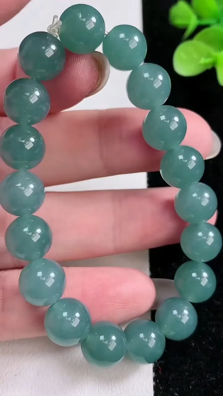 天然A货翡翠圆珠手串，尺寸9.8-18颗，重:30.92g12月15日
工厂直销收藏佳品,种好水足，色泽均匀，有种有色，上手高大气！