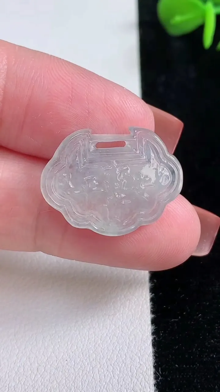 天然A货翡翠种白冰平安锁吊坠，尺寸17.4-23-3.3，重量:2.65g
12月15日