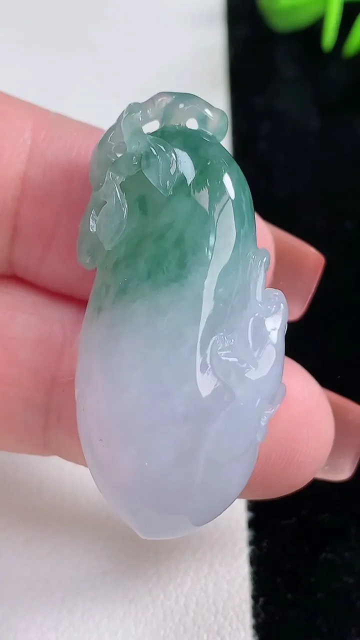 天然A货翡翠飘花福瓜吊坠，尺寸40.2-19.2-10.3，重量:13.93g
12月15日