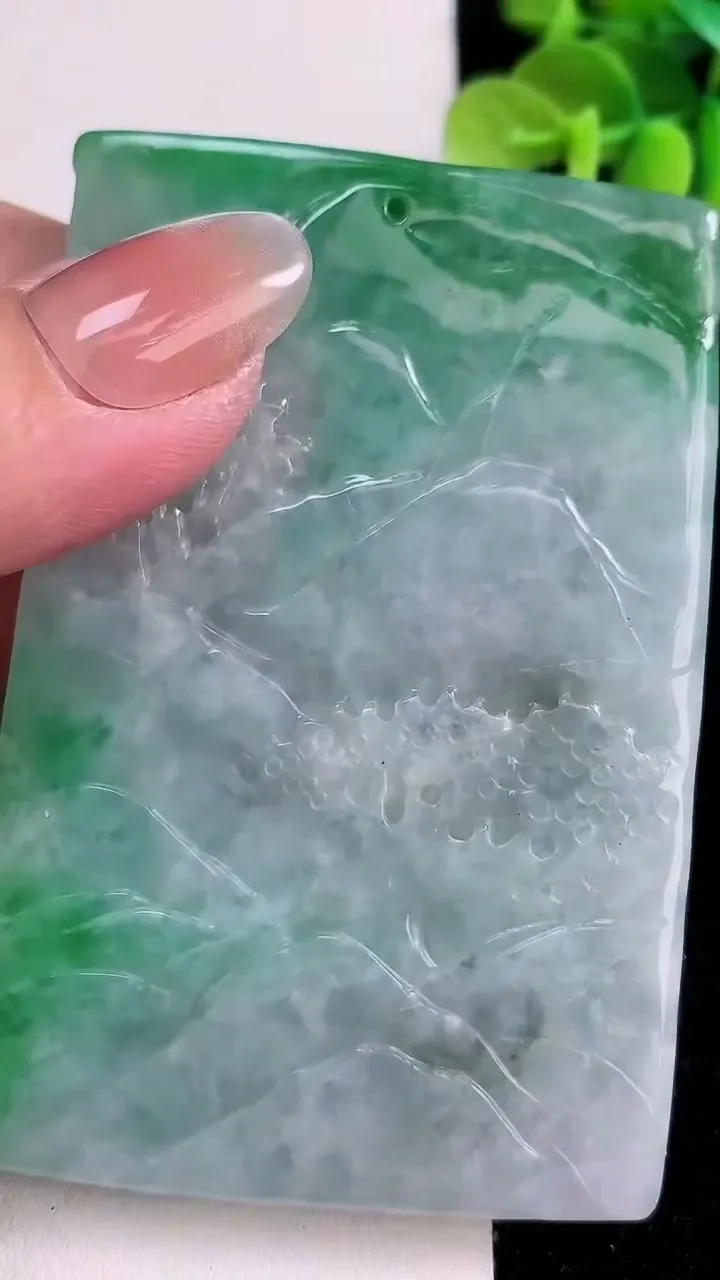 天然A货翡翠山水牌吊坠，尺寸75.6-50-9，重:88.75g
12月15日