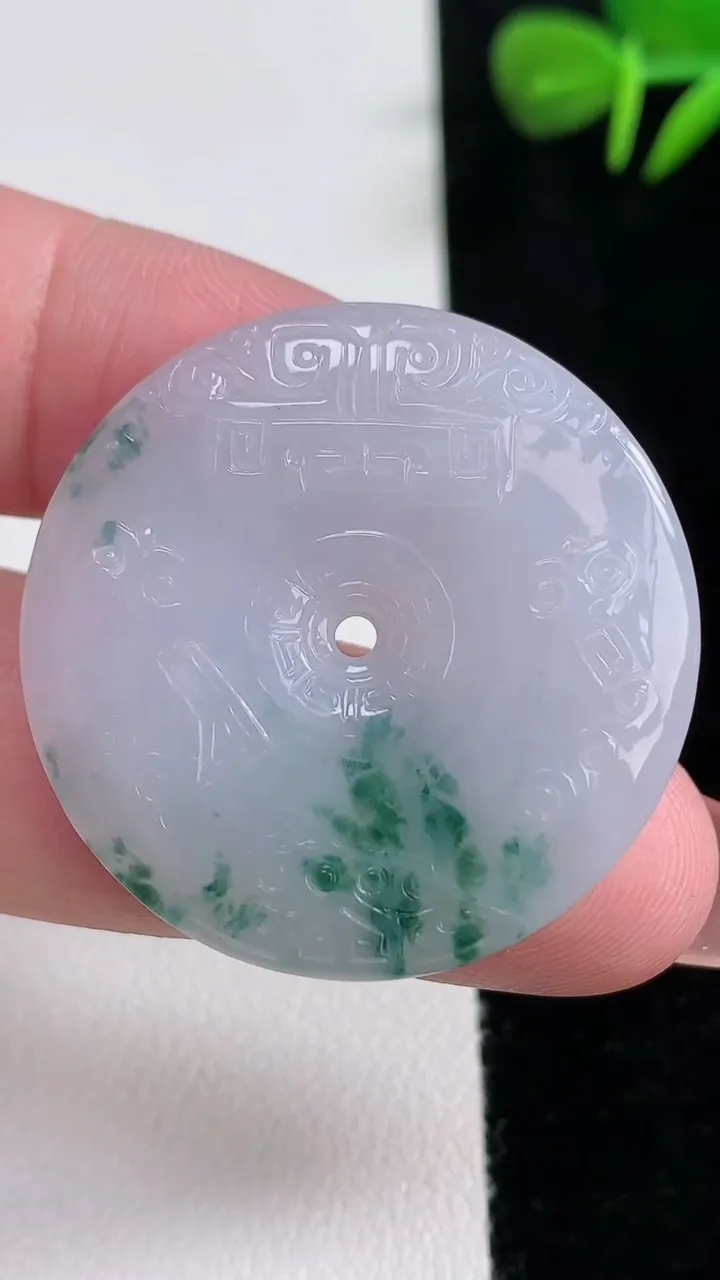 天然A货翡翠冰种飘花复古平安扣吊坠，尺寸33.8-4.4，重量:10.72g
12月15日