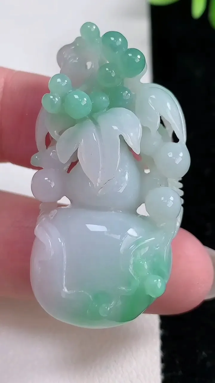 天然A货翡翠葫芦吊坠，尺寸48-25-13.5，重:23.88g
12月15日