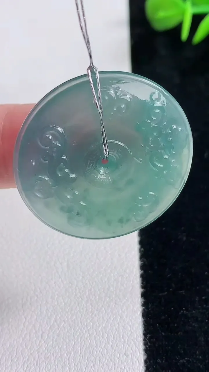 天然A货翡翠蓝水复古平安扣吊坠，尺寸30.6-4.4，重量:9.30g
12月15日