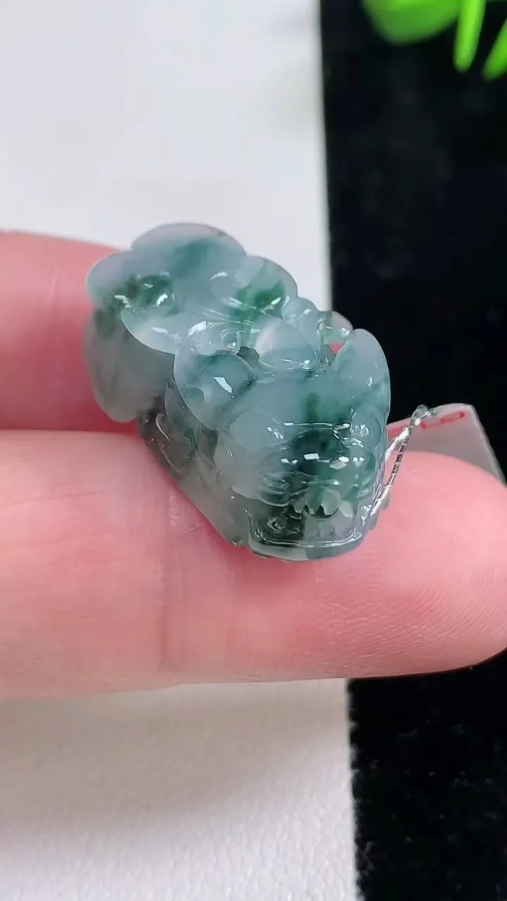 天然A货翡翠冰种飘花貔貅吊坠，尺寸26.2-14-10.4，重量:8.88g
12月15日