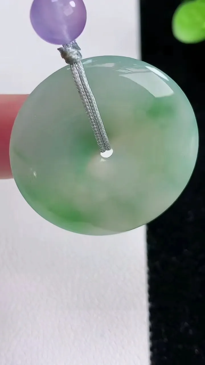 天然A货翡翠平安扣吊坠，尺寸32-4.5，重:8.83g
12月15日