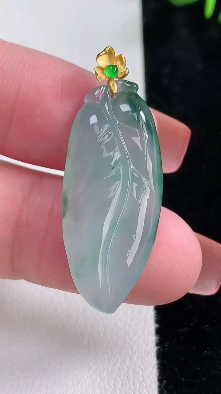 天然A货翡翠种飘花金枝玉叶 叶子吊坠，尺寸33-14-4.7，重量:4.19g
12月15日