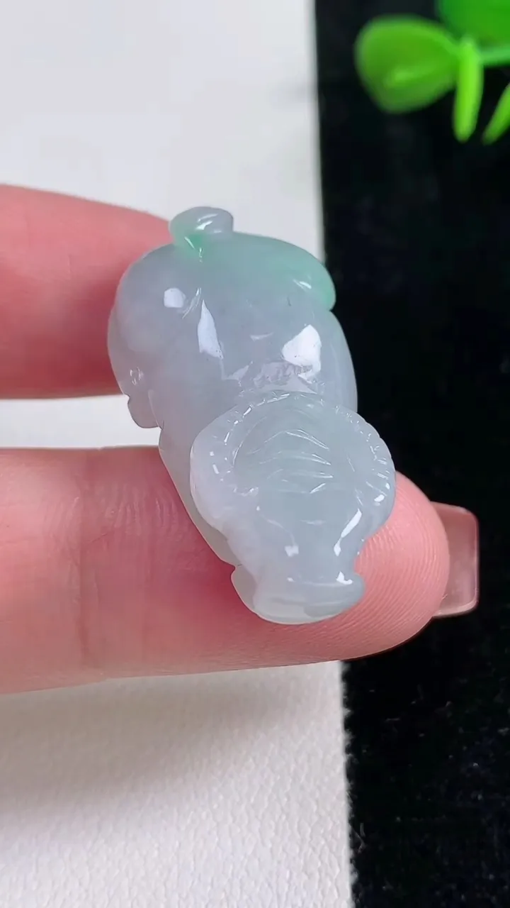 天然A货翡翠生肖牛吊坠，尺寸31.8-16.7-8.8，重量:10.05g
12月15日