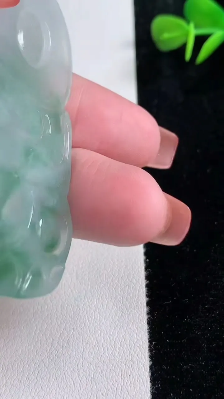 天然A货翡翠飘花观音菩萨吊坠，尺寸62.5-39-5，重量:23.78g
12月15日