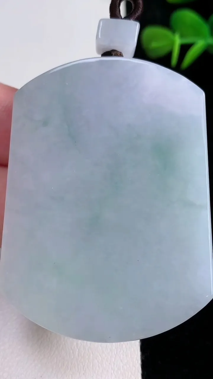 天然A货翡翠飘花无事牌吊坠，尺寸55.4-41.3-5.8，重量:41.03g
12月15日