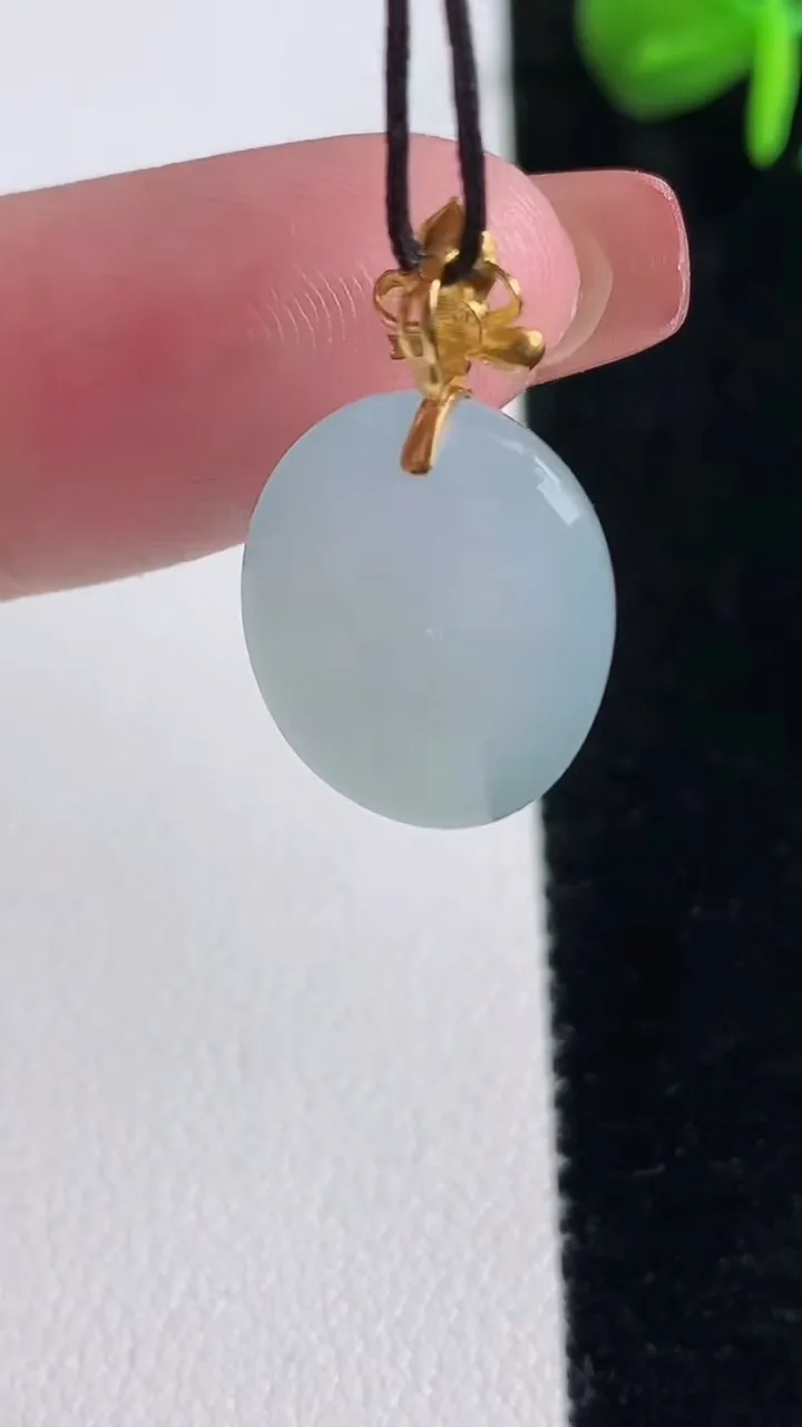 天然A货翡翠蛋面吊坠，尺寸17.2-14-9.6，重量:3.91g
12月15日