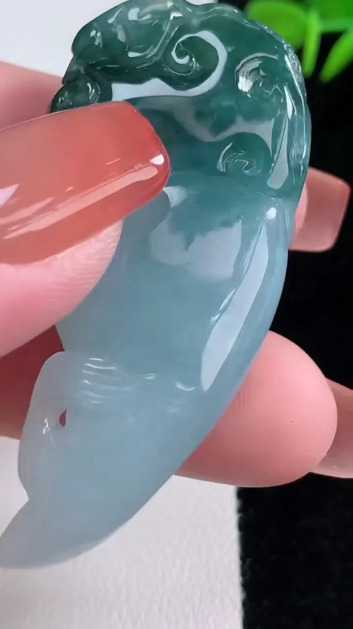 天然A货翡翠飘花福瓜吊坠，尺寸55-25-11，重量:25.83g
12月15日