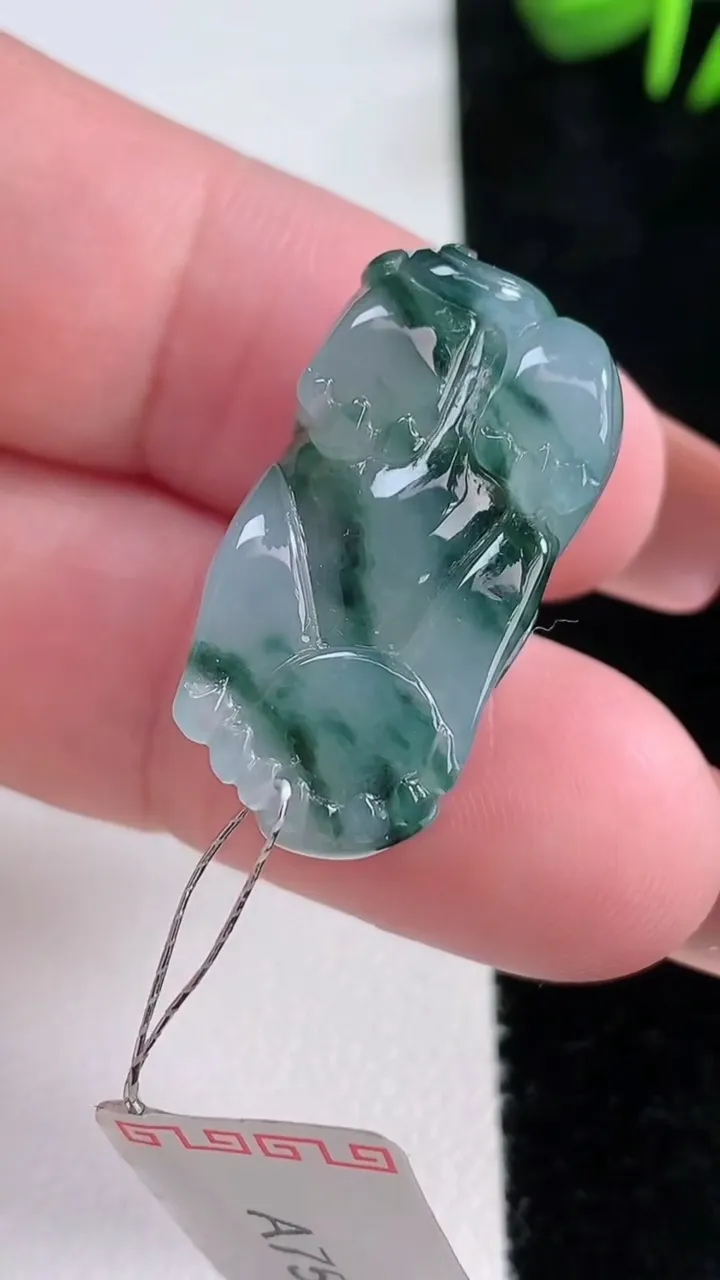 天然A货翡翠冰种飘花貔貅吊坠，尺寸26.2-14-10.4，重量:8.88g
12月15日