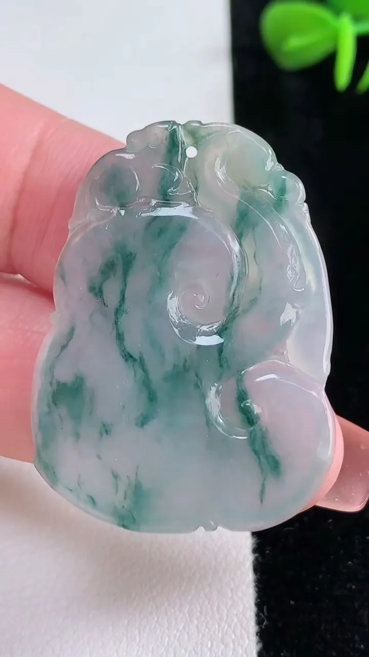 天然A货翡翠冰种飘花如意吊坠，尺寸38.2-20.6-3.8，重量:7.62g
12月15日