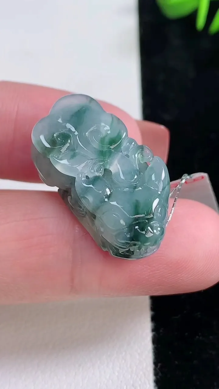 天然A货翡翠冰种飘花貔貅吊坠，尺寸26.2-14-10.4，重量:8.88g
12月15日