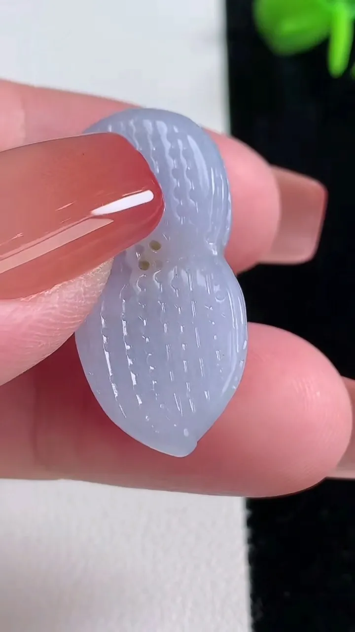 天然A货翡翠紫罗兰花生吊坠，尺寸30.3-15.3-11，重量:9.17g
12月15日