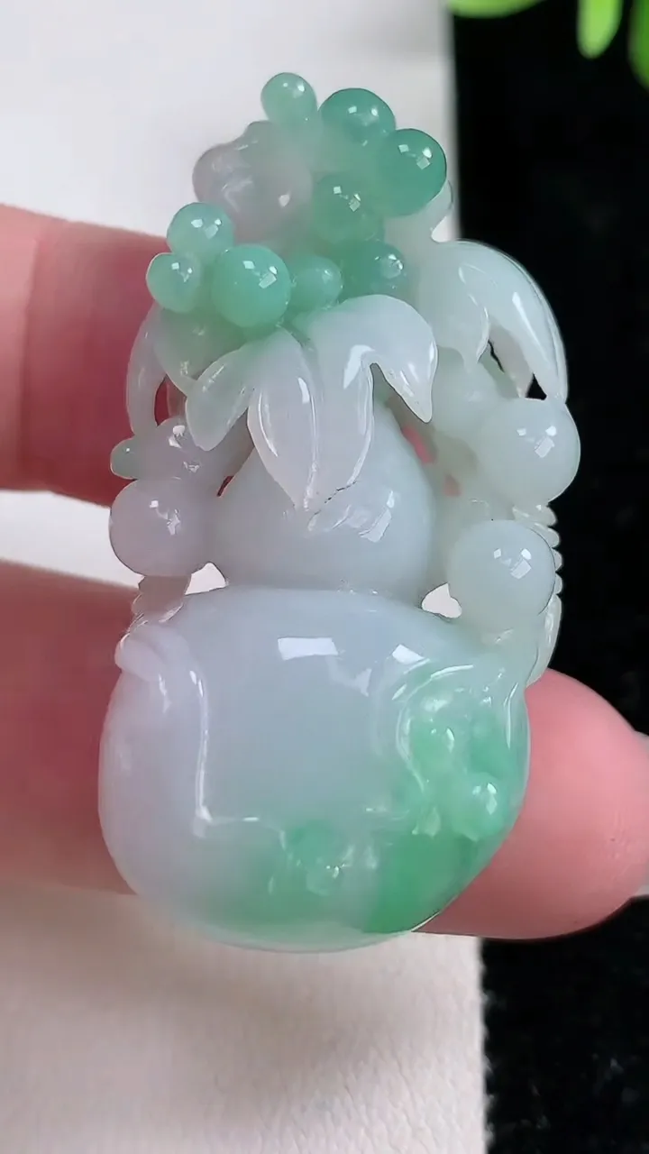 天然A货翡翠葫芦吊坠，尺寸48-25-13.5，重:23.88g
12月15日