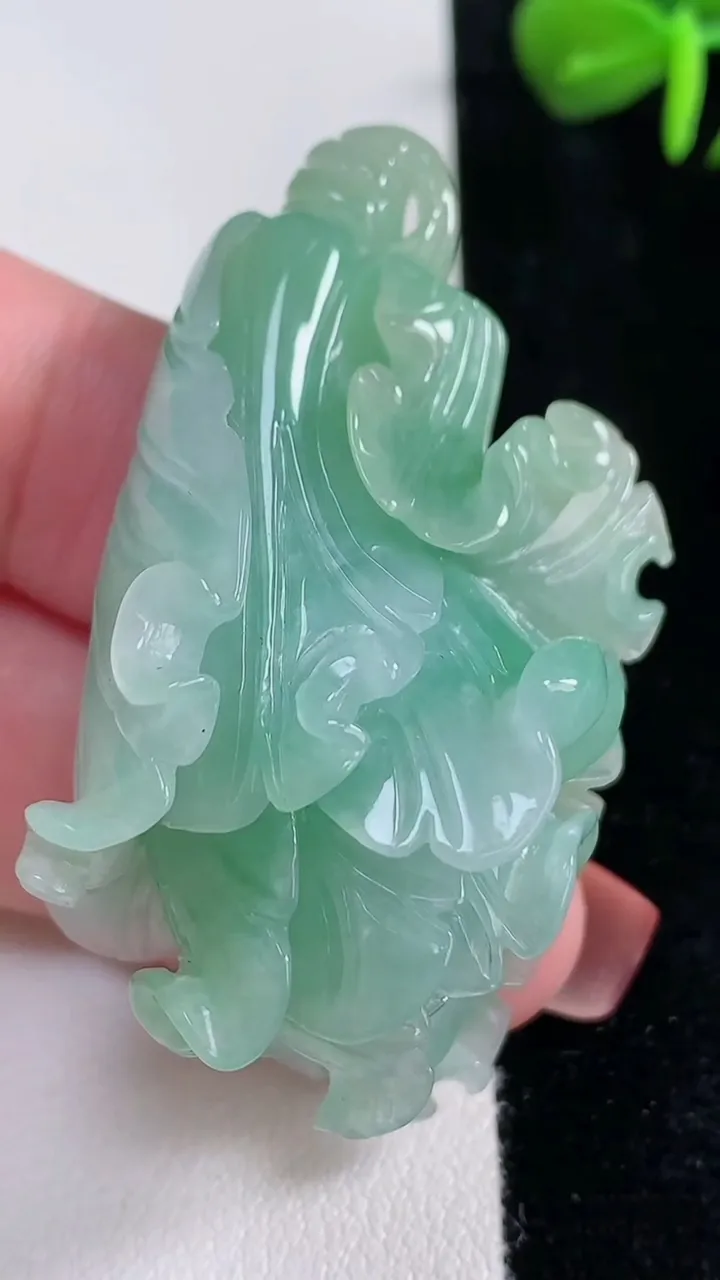 天然A货翡翠白菜吊坠，尺寸51.5-29.4-19.8，重量:33.63g
12月15日