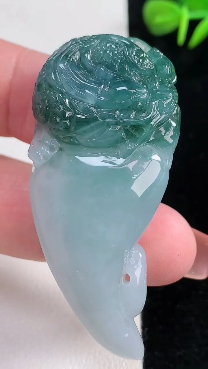 天然A货翡翠飘花福瓜吊坠，尺寸55-25-11，重量:25.83g
12月15日