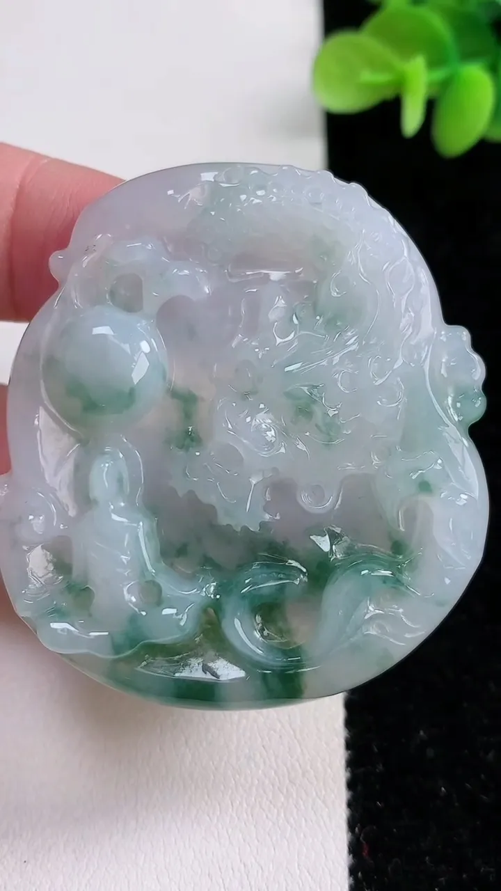 天然A货翡翠飘花龙牌吊坠，尺寸51-42-6.3，重:22.11g
12月15日