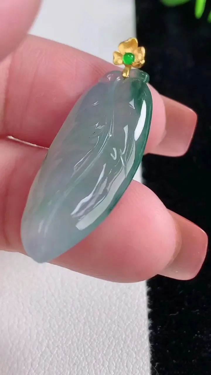 天然A货翡翠种飘花金枝玉叶 叶子吊坠，尺寸33-14-4.7，重量:4.19g
12月15日