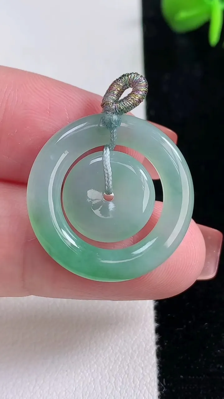 天然A货翡翠母子平安扣吊坠，尺寸24.3-2.9，重量:3.45g
12月15日