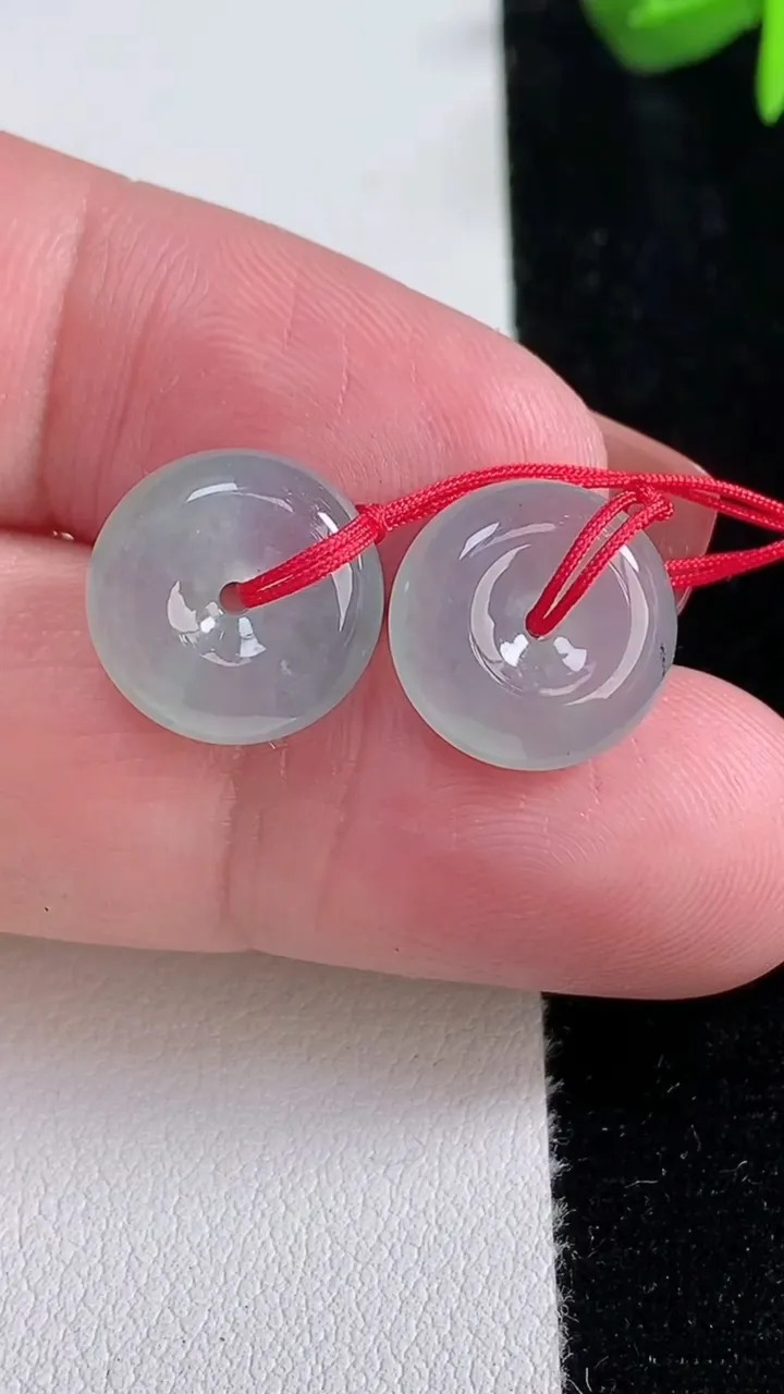 天然A货翡翠冰种飘花平安扣吊坠一对，尺寸12.6-5，重量:3.50g
12月15日