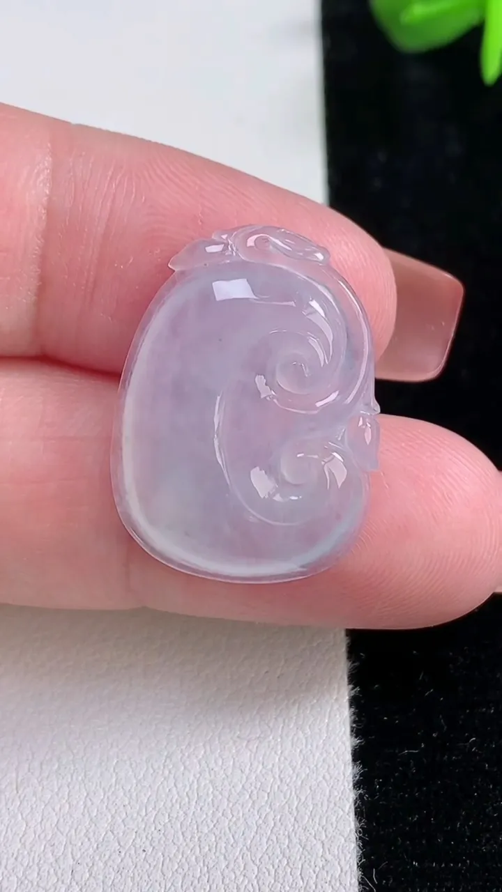 天然A货翡翠冰种紫罗兰如意吊坠，尺寸24.4-18.4-4，重量:3.56g
12月15日