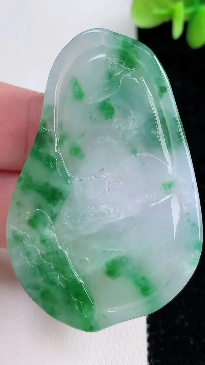 天然A货翡翠山水牌吊坠，尺寸56.2-36.7-9，重:33.69g
12月15日