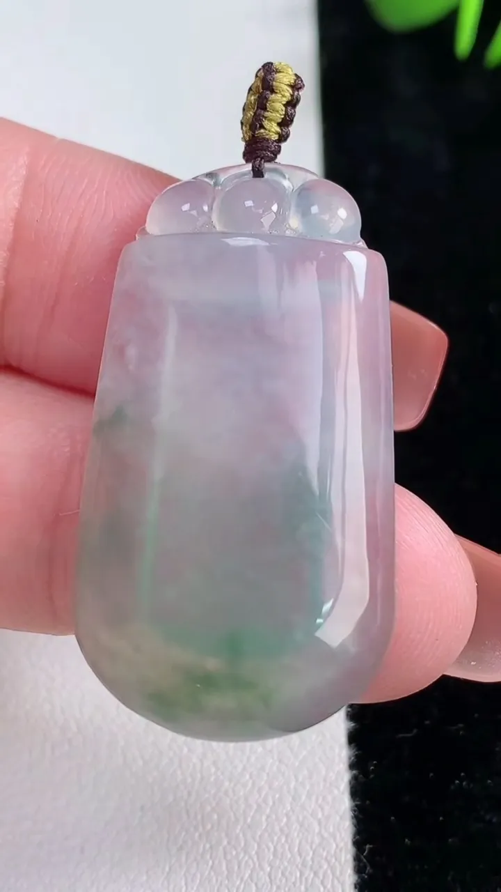 天然A货翡翠冰种飘花无事牌吊坠，尺寸373-20.7-4.4，重量:6.80g
12月15日