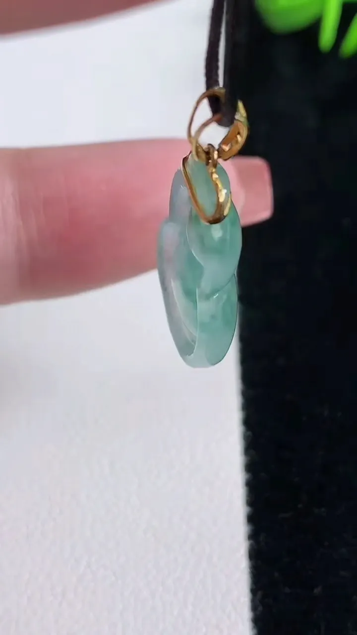 天然A货翡翠种飘花葫芦吊坠，尺寸20.2-13.8-4.6，重量:2.24g
12月16日