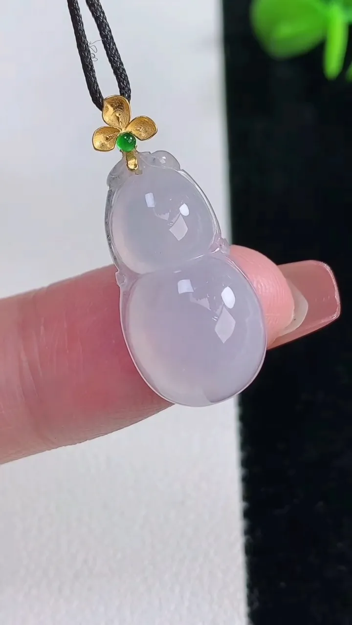 天然A货翡翠种白冰葫芦吊坠，尺寸21.8-12-5.8，重量:2.45g
12月15日