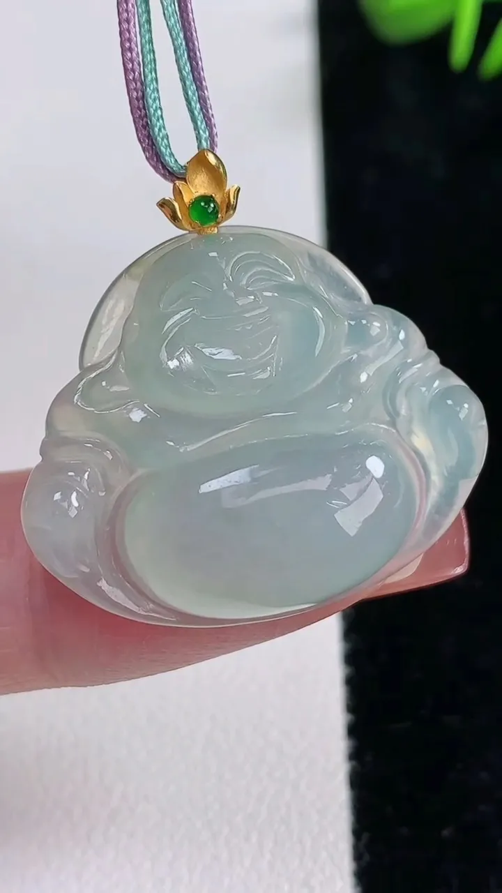 天然A货翡翠佛公吊坠，尺寸24.8-29.3-6，重量:6.44g
12月15日