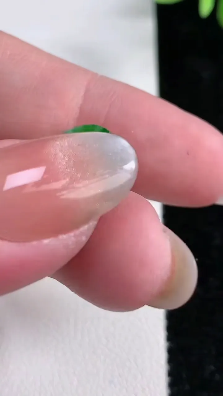 天然A货翡翠无事牌镶嵌件，尺寸19.2-1，重:0.85g
12月15日