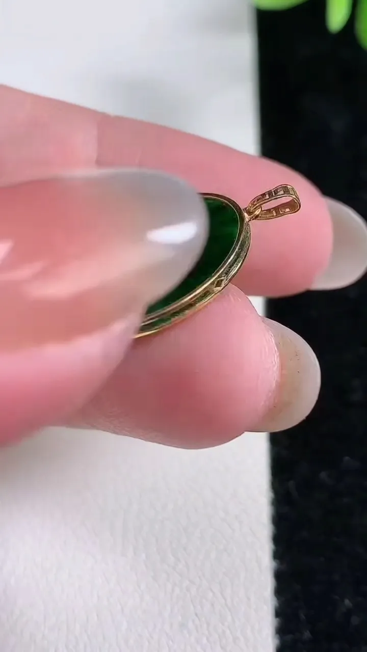 天然A货翡翠无事牌吊坠，尺寸17.5-1.5，重:1.25g
12月15日