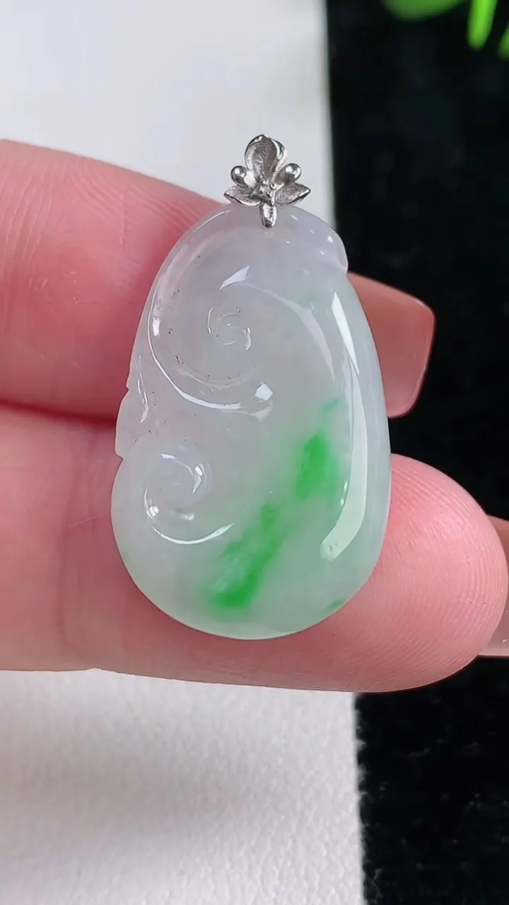天然A货翡翠如意吊坠，尺寸26.8-16.8-4.2，重量:4.05g
12月15日