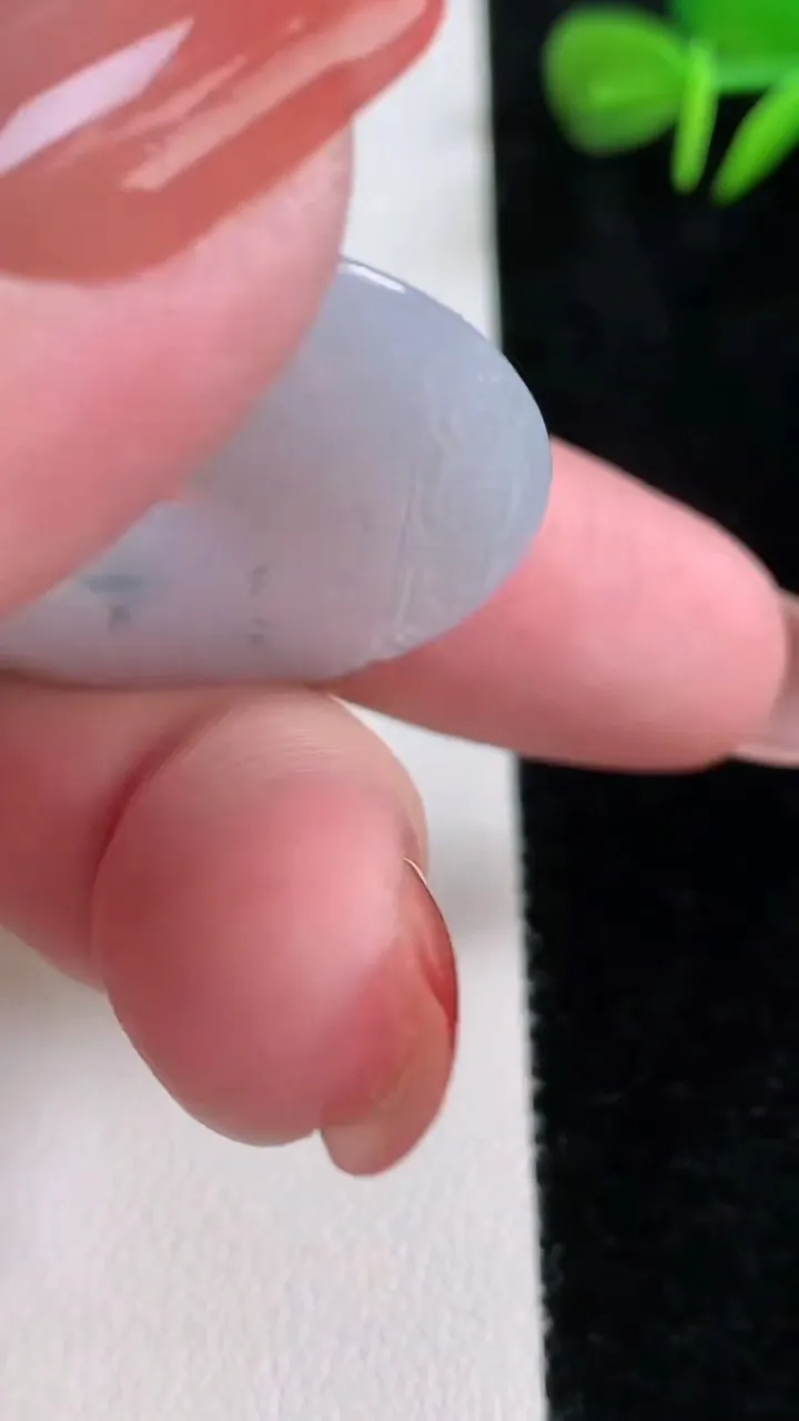 天然A货翡翠冰种飘花复古平安扣吊坠，尺寸33.8-4.4，重量:10.72g
12月15日