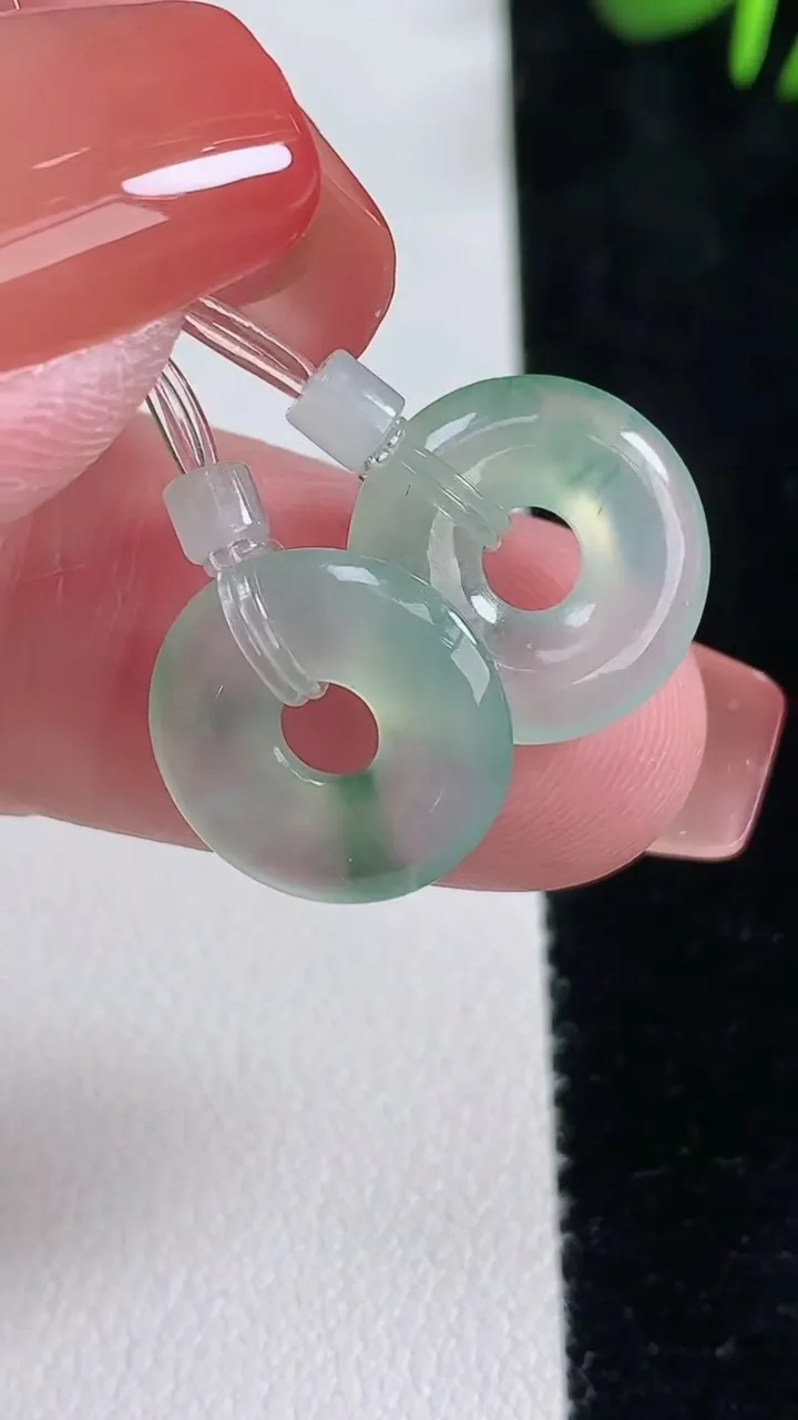 天然A货翡翠冰种飘花平安环吊坠一对，尺寸14-2.8，重量:2.52g
12月15日